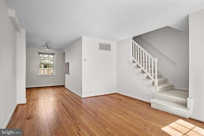 Building Photo - Charming 1-Bedroom Townhouse with 2 Full Baths in Arlington