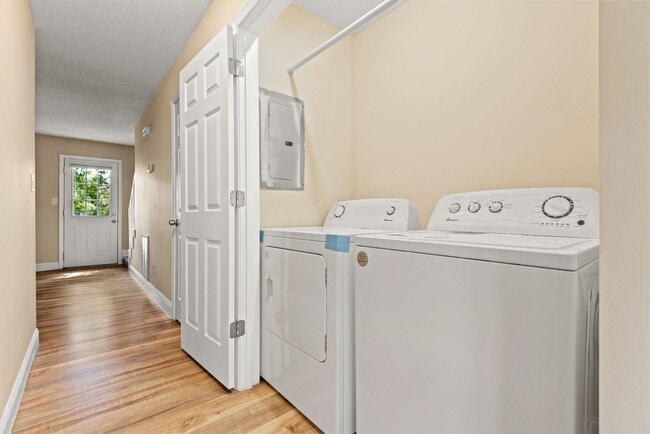 Building Photo - Lovely 2 Bedroom End Unit Townhome in NE R...