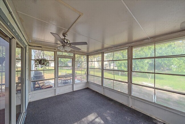 Building Photo - Annual 3 bed 2 bath house with a garage av...