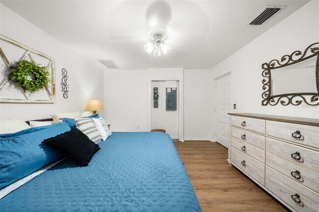 Building Photo - 2551 Lakeview Dr