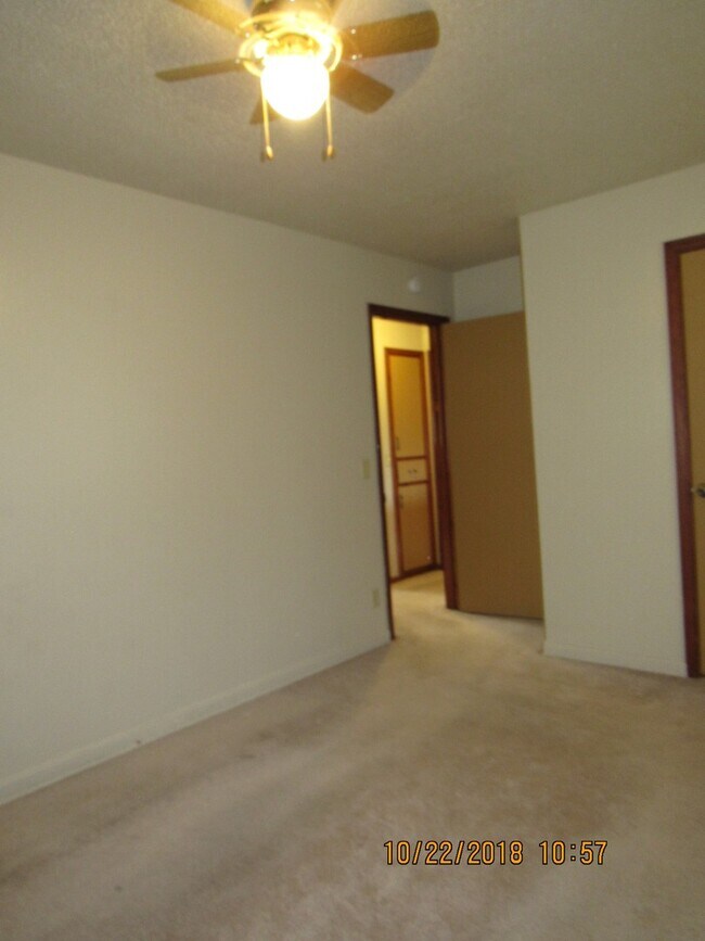 Building Photo - GREAT STARTER HOME!! PETS NEGOTIABLE WITH ...