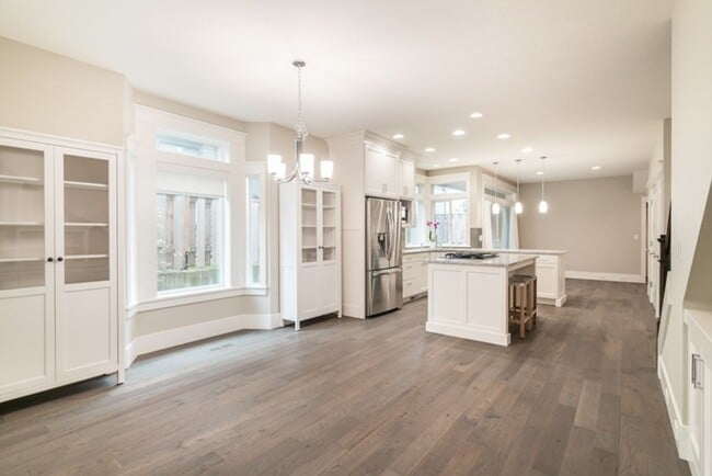 Building Photo - Luxury Townhome in the Heart of Lake Osweg...
