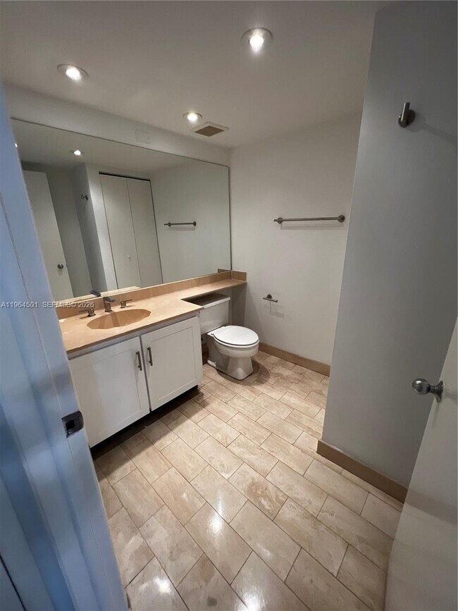 Building Photo - 1717 N Bayshore Dr