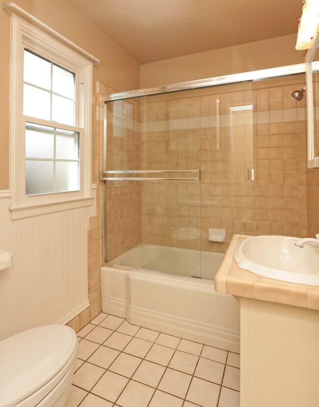 Building Photo - Charming 1 Bed 1 Bath Los Altos Cottage on...
