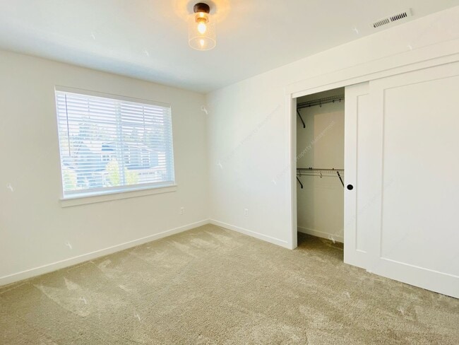 Building Photo - Bright & Spacious SE Bend Retreat with Vau...