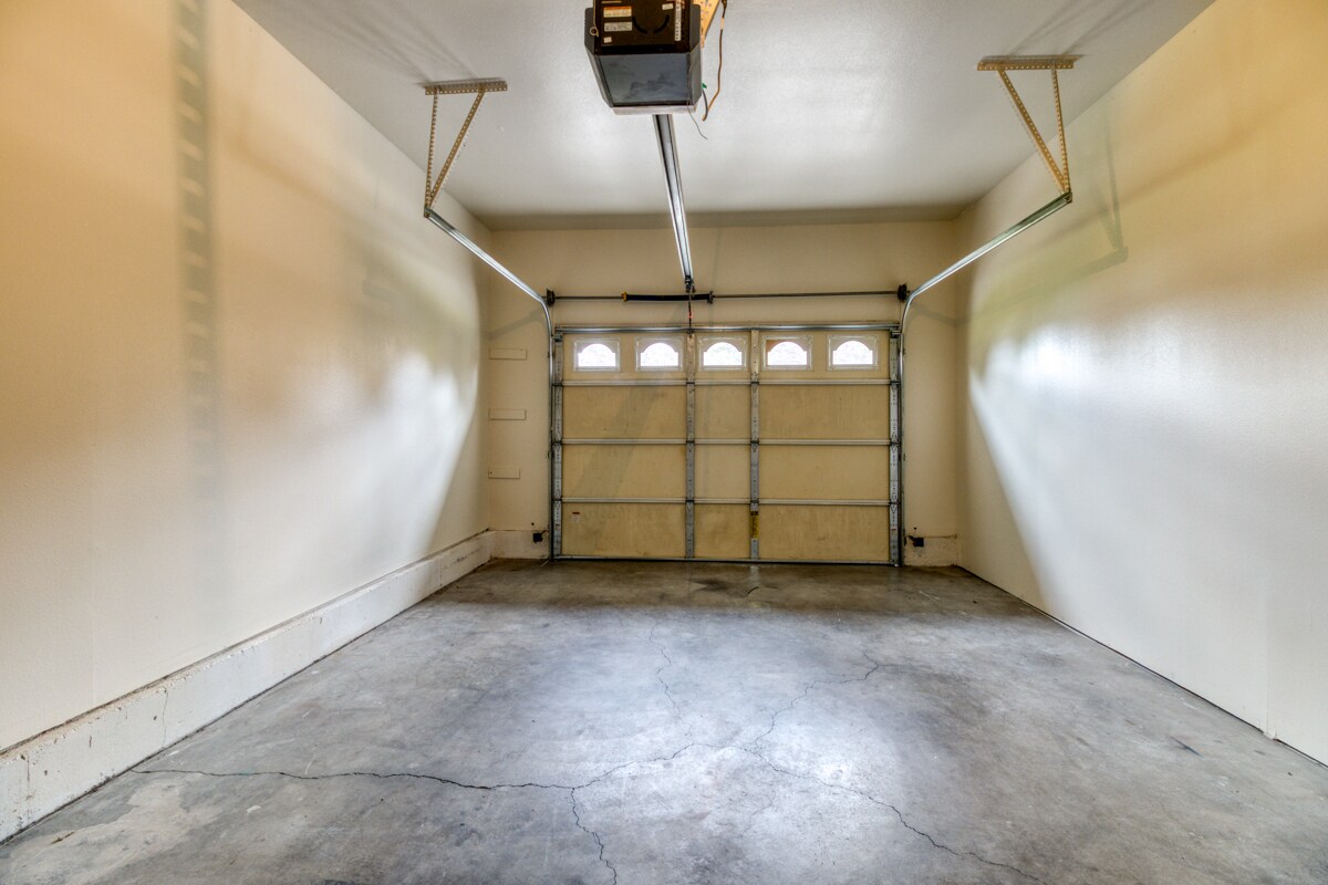 Building Photo - 1923 NE Derek Dr