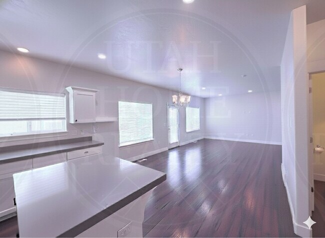 Building Photo - 441 E 260 N