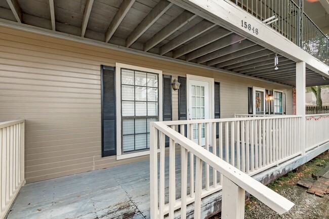 Building Photo - 2 Bedroom Townhome Available Now