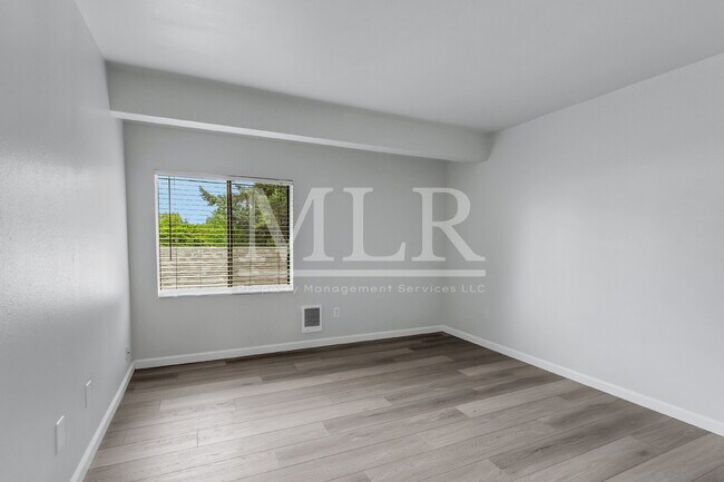 Building Photo - 1700 Lake Park Dr SW