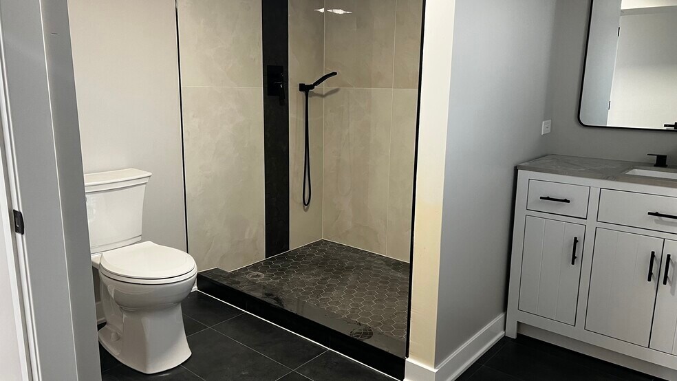 Building Photo - 552 Manistee Ave