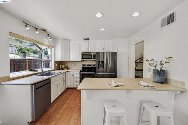 Building Photo - 2883 Westchester Dr