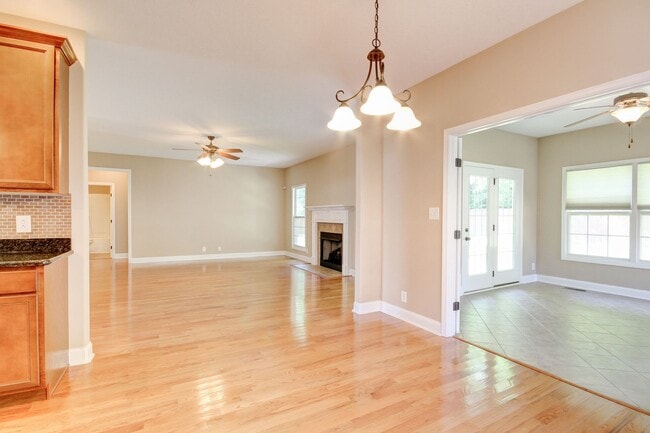 Building Photo - Four Bedroom with Bonus!
