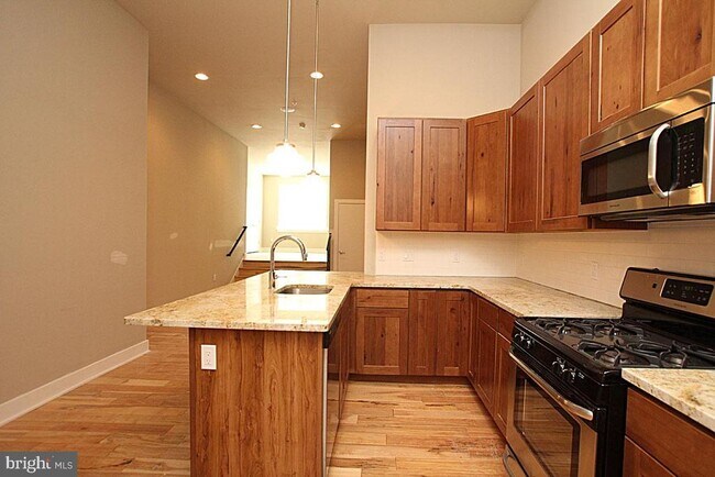 Building Photo - 2701 W Girard Ave