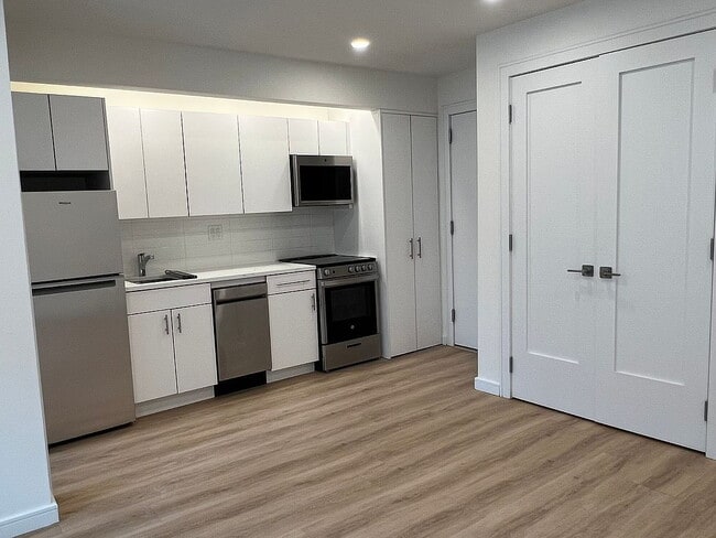 Building Photo - "Charming Sunnyside Retreat: 1-Bedroom Haven with Elegant Granite & Hardwood Touches!"