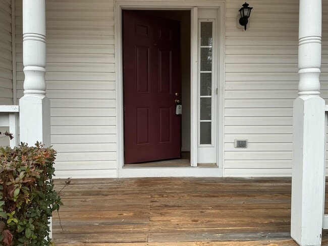 Building Photo - Country Living at its Best!