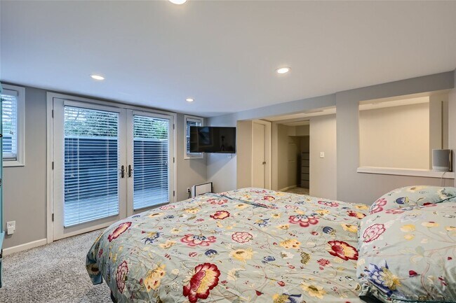 Building Photo - Introducing a spacious 4 bedroom, 2.5 bath...