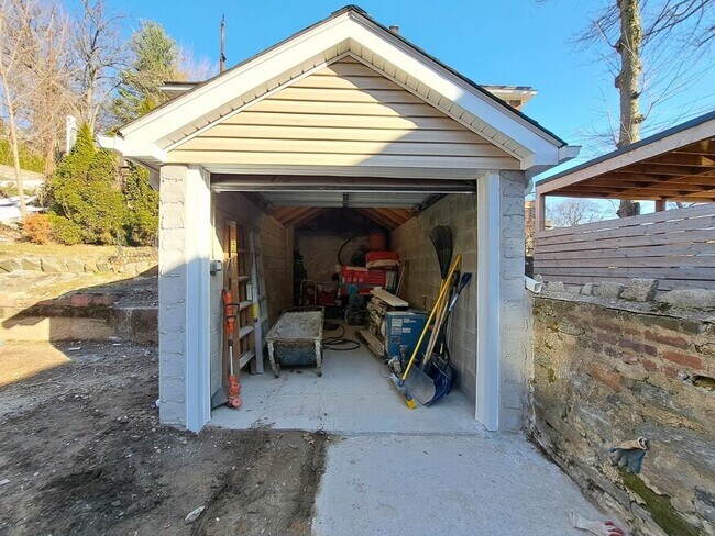 Building Photo - 6304 Liebig Ave