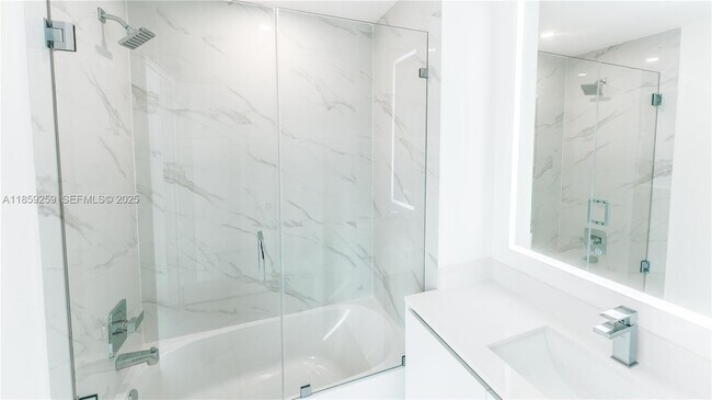 Building Photo - 700 NE 24th St