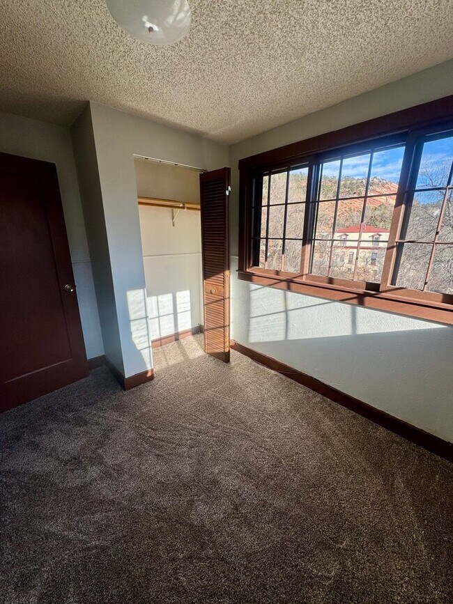 Building Photo - Cave Ave