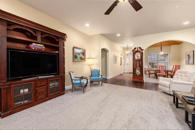 Building Photo - 3068 E Shadoweagle Dr