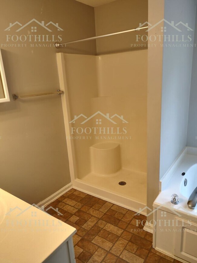 Building Photo - 3-Bedroom Home with Scenic Views in Pendle...