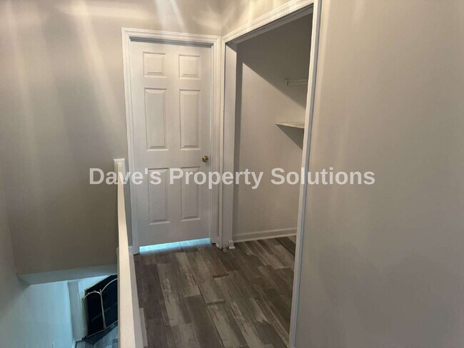 Building Photo - Beautiful and Spacious Townhome