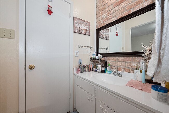 Building Photo - 12223 Sharpview Dr