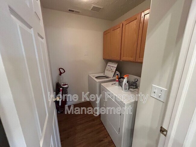 Building Photo - 2056 E Middleton Dr