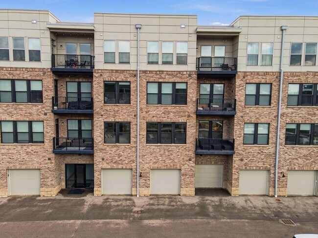 Building Photo - 751 N 6th St