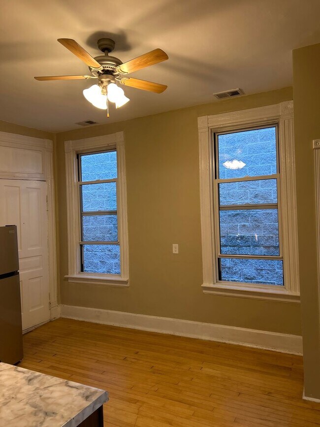 Building Photo - 862 N Hermitage Ave