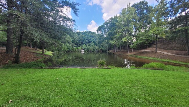 Building Photo - Bright 2-Bedroom Townhome Near Avalon & Downtown Alpharetta