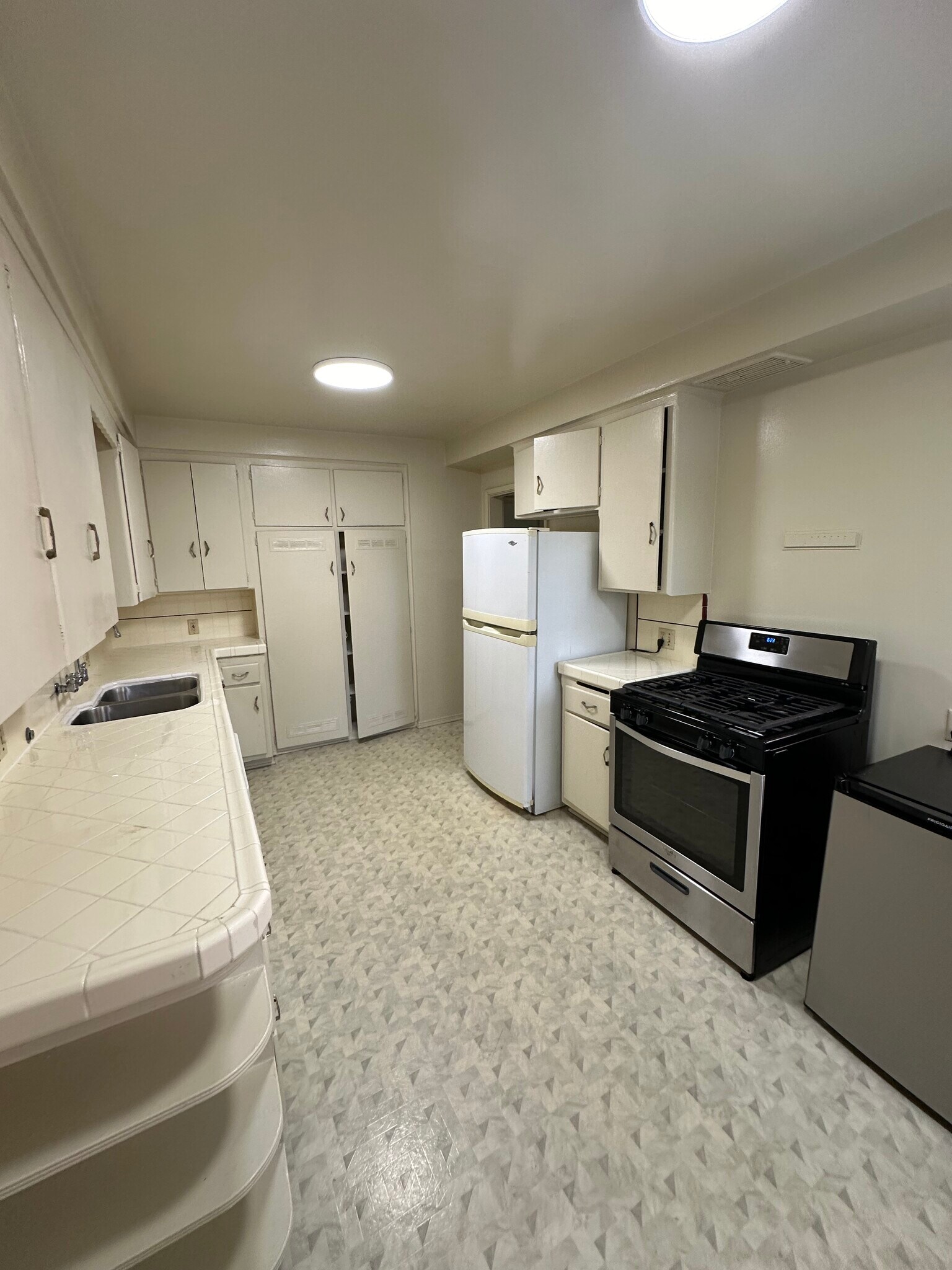 Building Photo - 548 Kelton Ave