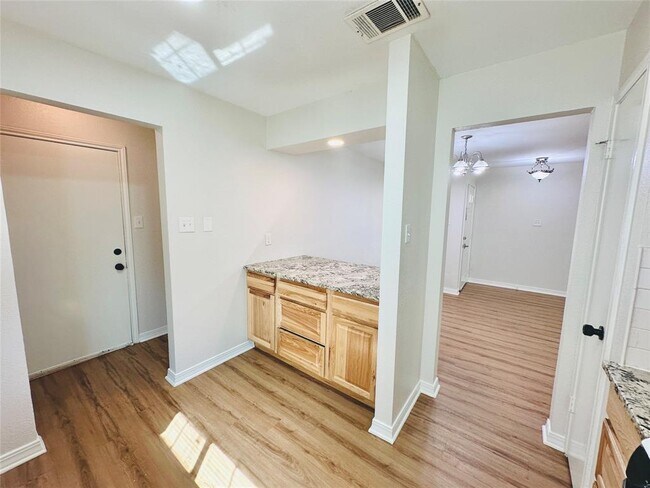 Building Photo - 1605 Somerset Dr