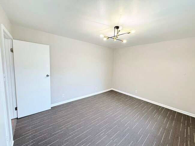Building Photo - 516 Geneva Ave