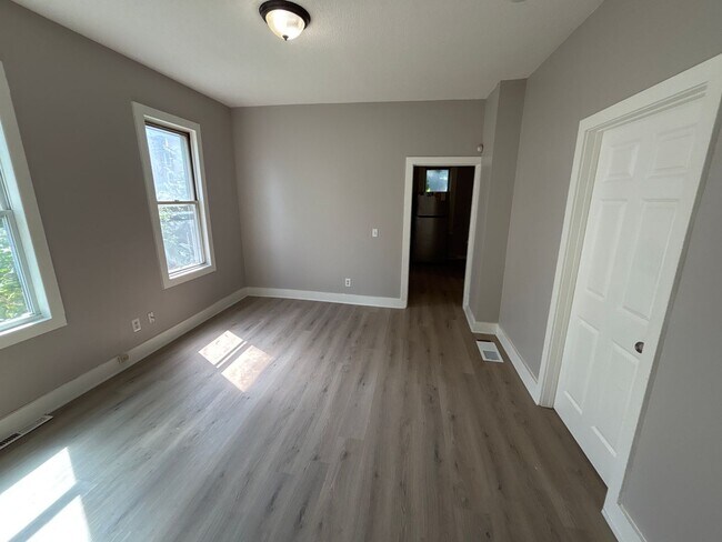 Building Photo - 2315 N Sheridan Ave