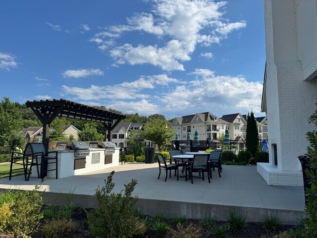 Building Photo - Beautiful End Unit Franklin Townhome