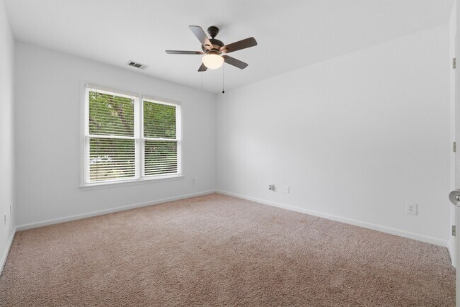 Building Photo - Spacious Renovated Home on a Quiet Cul-de-Sac Single-family · Professionally managed · Move-in ready
