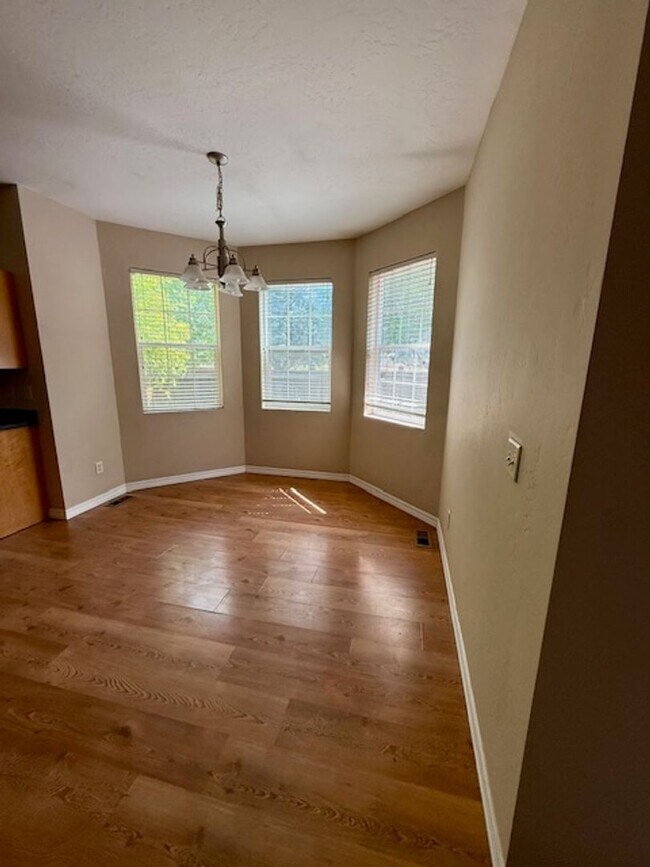 Building Photo - Beautiful 3 Bedroom 2 Bathroom House  **2 Weeks Free Rent**