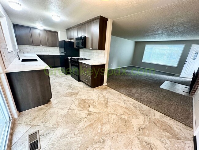 Building Photo - Beautiful Milwaukie 3 Bedroom