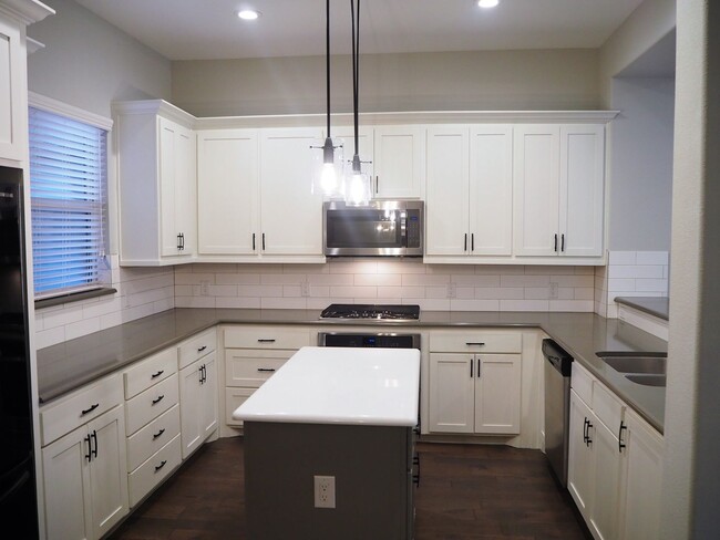 Building Photo - 3 Bed - 2.5 Bath Townhome on River Walk in...