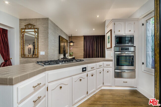 Building Photo - 2066 Glencoe Way