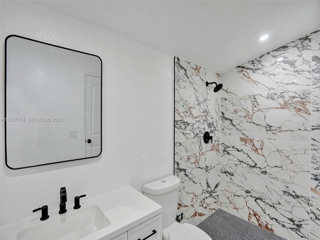 Building Photo - 905 SW 22nd Ave