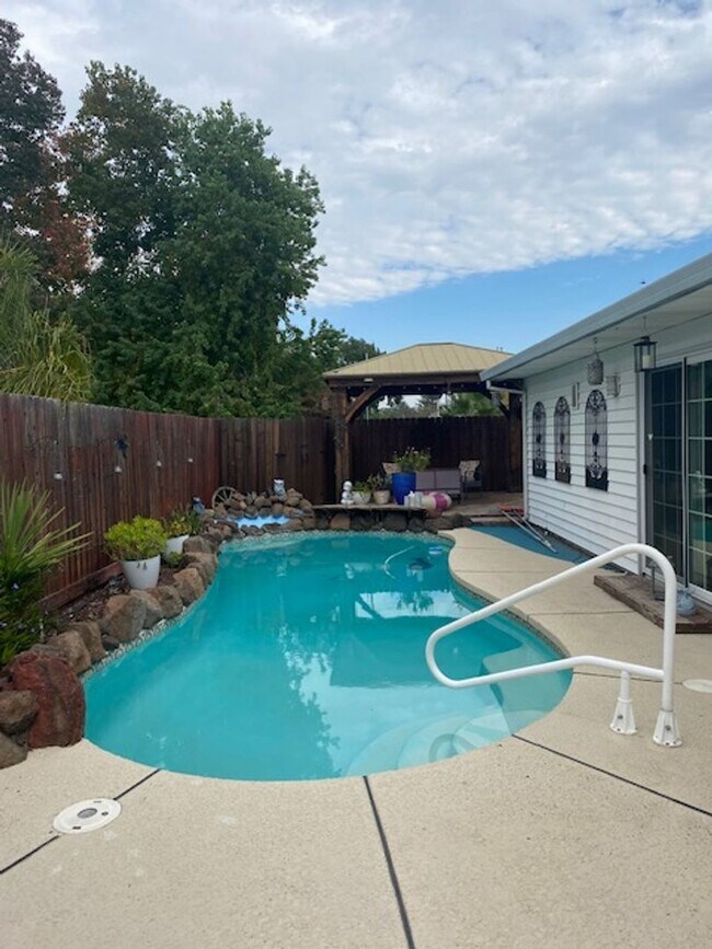 Building Photo - Beautiful Home w/ Pool