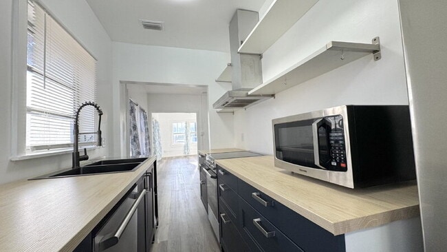 Building Photo - 428 N Oleander Ave