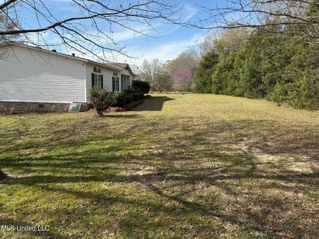 Building Photo - 165 Woodlands Ln
