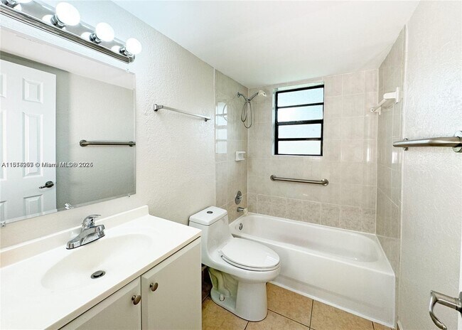 Building Photo - 9460 Fontainebleau Blvd