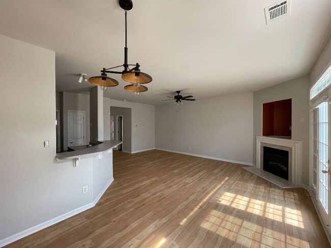 Building Photo - 2469 Redmayne Ln