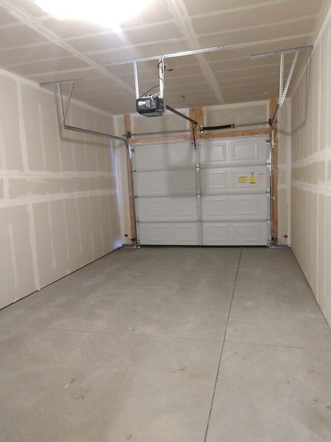 Building Photo - Rent Luxury! 3 bdrm. 2 bath South Jordan c...