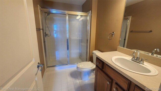 Building Photo - 6146 Lone Oak Cir
