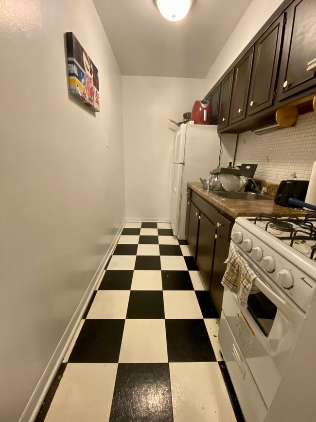 Building Photo - 541 W Oakdale Ave